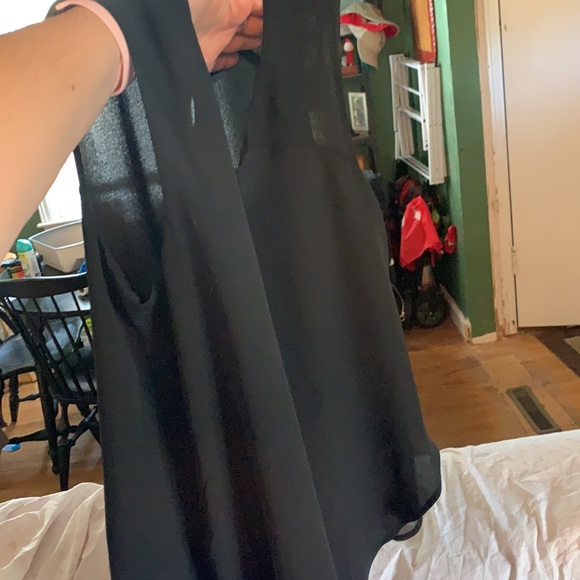 Cute flowy black top - Picture 2 of 2